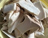 鶏モモとキノコのペペロンチーズ炒め作り方1写真