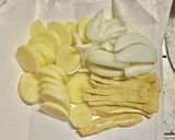 具だくさんジャガイモの味噌汁・カレー風味作り方1写真