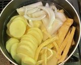 具だくさんジャガイモの味噌汁・カレー風味作り方2写真