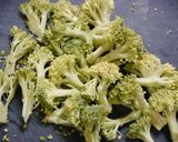 簡単！ブロッコリーのお味噌汁　バター風味作り方1写真