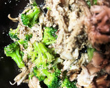 ３分で　舞茸とブロッコリーの胡麻和え作り方3写真