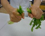 簡単♡わかめと水菜のガーリックスープ作り方1写真