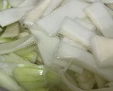 大根と玉ねぎなめこの味噌汁作り方1写真
