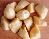 じゃがいも、鶏手羽元、こんにゃくの煮物作り方1写真