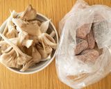 秋鮭と舞茸の甘辛炒め作り方1写真