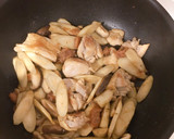 梅干しだけで簡単！鶏ごぼうの梅炒める作り方3写真