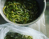 ミネラルたっぷり　茎わかめのさっと炒め作り方1写真