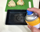 おこげを味わう焼きおにぎり(炊き込み飯)作り方4写真