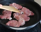 豚肉に甘酸っぱいりんごソースを絡めて作り方1写真