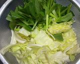 キャベツ小松菜油揚げ、と落とし卵の味噌汁作り方1写真