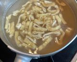 キャベツ小松菜油揚げ、と落とし卵の味噌汁作り方2写真