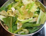 キャベツ小松菜油揚げ、と落とし卵の味噌汁作り方3写真