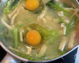 キャベツ小松菜油揚げ、と落とし卵の味噌汁作り方5写真