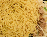 豚小間とニラともやしの簡単焼きそば作り方3写真