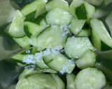 胡瓜の胡麻マヨ梅わさ和え作り方1写真