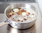 甘味のある煮汁で【里芋のそぼろ煮】作り方3写真