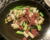 簡単!長ネギとコンビーフの炒め物作り方4写真