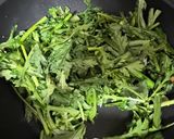 調理時間3分！！ベーコンと春菊の炒め物作り方3写真