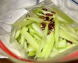セロリのピリ辛浅漬け(*ˊ˘ˋ*)作り方2写真