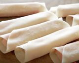 余った餃子皮で！パリパリカニカマ包み揚げ作り方2写真