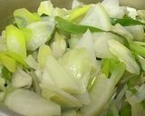 ネギ香る　キャベツと大根とお麩の味噌汁作り方3写真