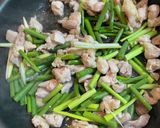 にんにくの芽と鶏肉の醤油黒胡椒炒め作り方3写真