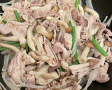 牛でも豚でも！もやしとしめじの甘辛炒め丼作り方3写真