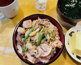 牛でも豚でも！もやしとしめじの甘辛炒め丼作り方5写真