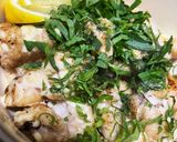 鶏胸肉焼いて紫蘇とレモン乗せたもの作り方5写真