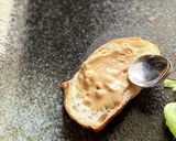 カチカチピーナッツバターをトーストに塗る作り方4写真
