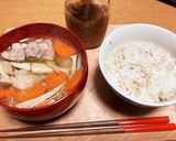今日のみそ汁。 鶏もものおかず根菜味噌汁作り方8写真
