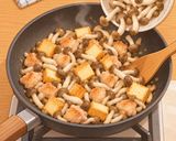 鶏肉と厚揚げ・しめじの炒め🍳作り方3写真