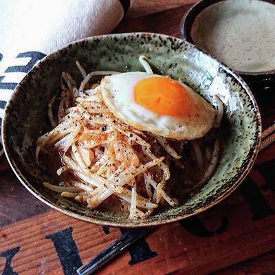 パパっとおつまみ☆もやしと目玉焼き by ちーすけ♡ 【クックパッド