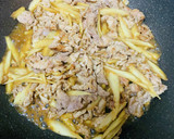 豚小間とごぼうの生姜焼き風炒め作り方3写真