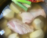 里芋と手羽元のコンソメ煮作り方1写真