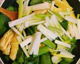 かぶの葉とネギと油揚げのカレー風味炒め作り方1写真