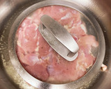 鶏もも肉　蓋で押さえる皮パリ焼き作り方5写真
