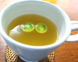 澄んだコンソメスープの浮き実に青いトマト作り方3写真