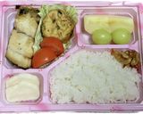 使い捨て容器に詰める差し入れ弁当…夜1作り方1写真
