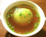 澄んだコンソメスープの浮き実に青いトマト作り方7写真