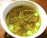 澄んだコンソメスープの浮き実に青いトマト作り方9写真
