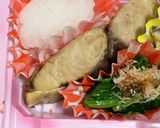 使い捨て容器に詰める差し入れ弁当…夜2作り方3写真