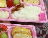 使い捨て容器に詰める差し入れ弁当…朝2作り方1写真