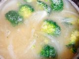 ブロッコリーとじゃがいものお味噌汁