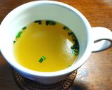 澄んだコンソメスープの浮き実に青いトマト作り方4写真