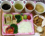 使い捨て容器に詰める差し入れ弁当…夜3作り方1写真