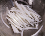 大根の皮とキムチのごまマヨ和え作り方1写真