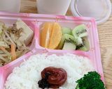 使い捨て容器に詰める差し入れ弁当…昼2作り方3写真