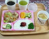使い捨て容器に詰める差し入れ弁当…昼2作り方5写真