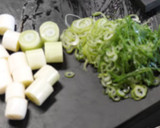 鶏とネギだけ！すき焼き風「鍋焼きうどん」作り方1写真